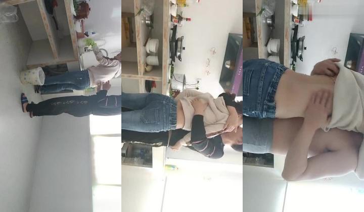 小哥真骚勾搭正在刷碗的少妇，慢慢扒光让她口交，从厨房玩到沙发再到床上，各种爆草抽插，浪叫声充满整