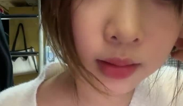 让人眼前一亮的学生妹，【是女大糯糯呀】，在寝室偷偷的直播，青春气息浓郁