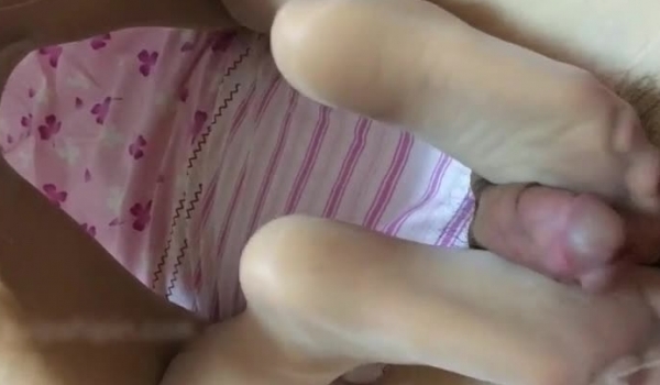 呻吟给力学院派美女小莹丝袜脚撸大鸡哥被撕破丝袜爆插 搞得撕坏的丝袜漫天飞舞 好像打仗一样激烈