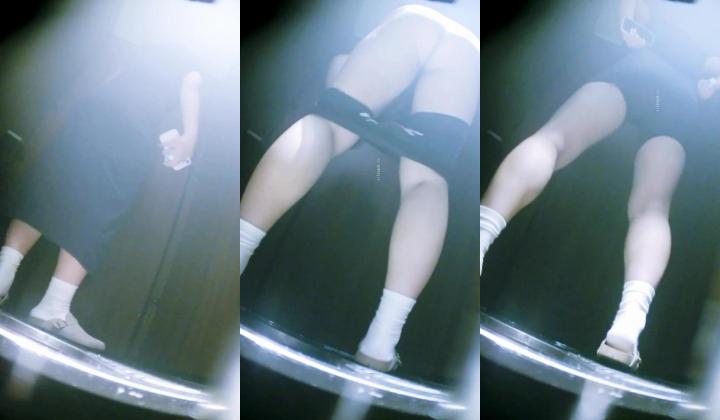 夜总会酒吧女厕后拍各种黑丝高跟 美女如云 两个喜欢前蹲的闺蜜逼毛浓密性感