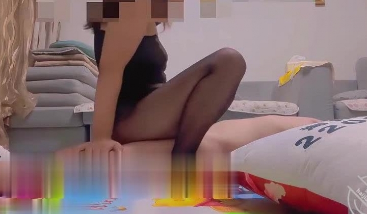 海角大神，【论熟女性事】，一个20多岁的小伙子，专门爱熟女，可谓是巅峰重合了，各种聊天文爱啪啪