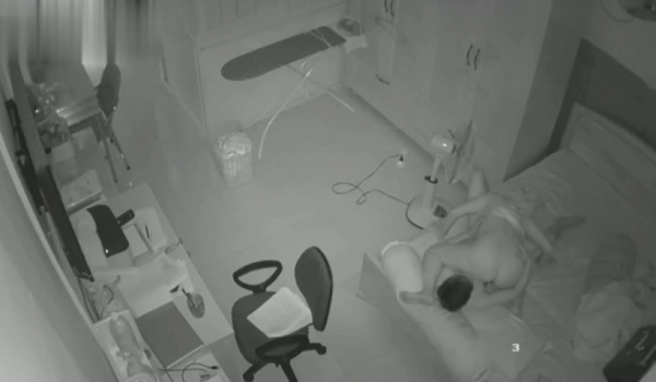 黑客破解家庭网络摄像头 摄像头偷拍啪啪啪合集 惊现女同舔逼 边上还躺着一个人