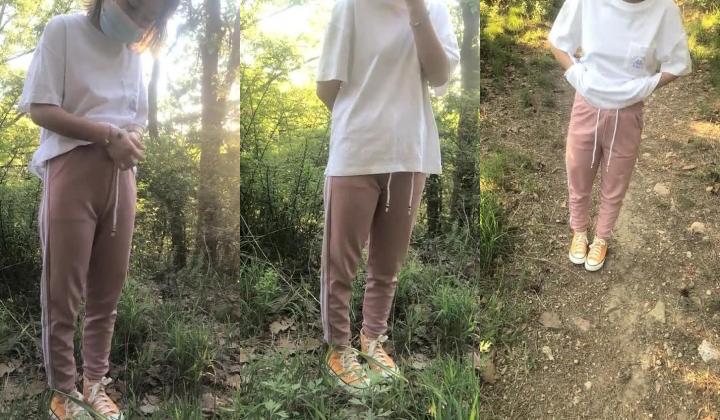 小哥一路尾随骚逼户外激情漏出骚奶子玩奶头，深喉口交露脸骚逼直接抠她，扒光了骚逼和菊花两根手指一起