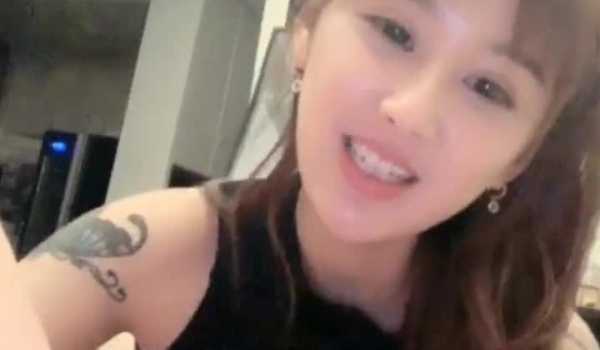 甜美女神和炮友啪啪自拍撸点很高，女神匀称又丰满的身材技术也到位，全身都还很粉嫩，手感很紧致，女神吃鸡的样子非常美
