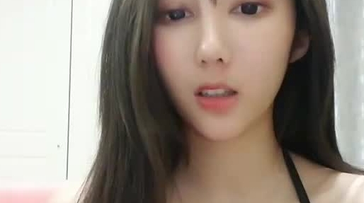 高颜值甜美妹子道具自慰秀 脱掉内裤跳蛋震动逼逼出白浆非常粉嫩诱人