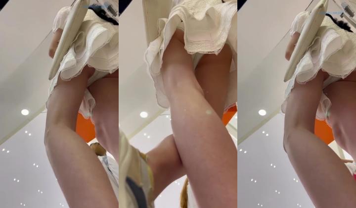 抄底眼镜小美眉 和小妹妹站着等人 细长腿 貌似白色小内内有尿渍 撸点满满