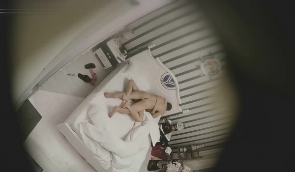 乐橙云热门船长房几乎天天都有约炮的青年男女中年大叔像是包养大学生进屋衣服还没脱就开始抠
