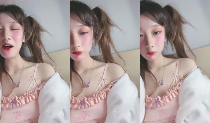 双马尾新人美少女！脸上红扑扑的！嘴比较小吃不了大JB，撩起衣服贫乳，多毛嫩穴尿尿超粉嫩