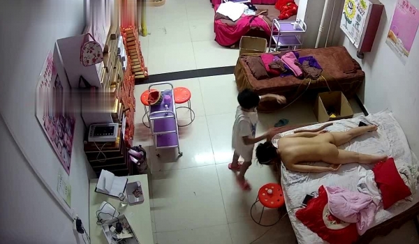 偷窥美容院，夜幕降临关起门，工作太累了，妈妈脱光衣服躺好叫小儿子过来帮忙推油滚背，经儿子这么一推