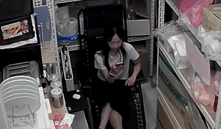 韩国情侣从前台到咖啡厅仓库性爱啪啪啪流出，趴着女的背上疯狂后入如肏母狗！