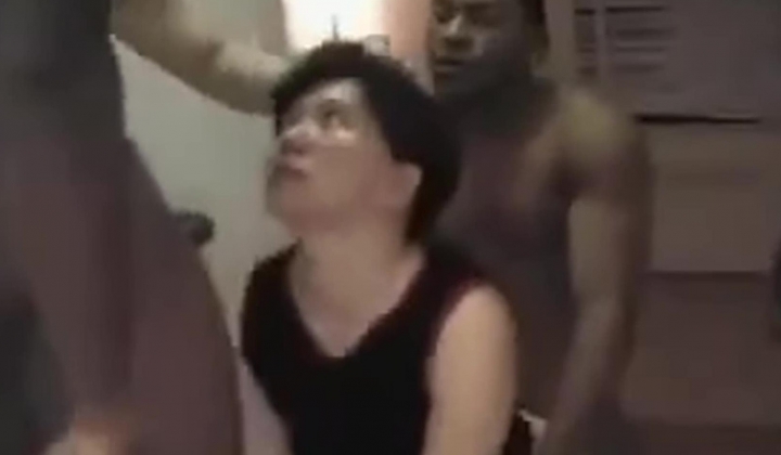 韩国远古媚黑女 与三名尼哥和一名白男激战群P，前后夹击，吃屌肏逼两不误