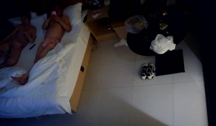 天眼酒店偷拍 ️碎花裙少妇换上粉色纱裙温柔的服侍老当益壮大叔