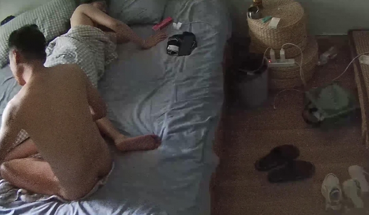 公寓酒店 跟情人连住几天的御姐少妇 昨晚被男人手工剃毛制作成白虎 今早醒来就开始享受白虎逼了