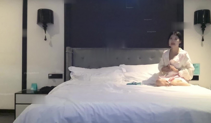 专攻03-06年少女大神「胖爷的奇妙之旅」《双腿被肏到抖个不停》双腿一直高潮颤抖，坐在那里缓了半