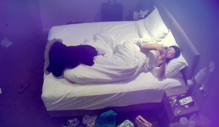 天眼酒店偷拍白嫩清纯可爱小美女入住一天被男友疯狂打桩五次