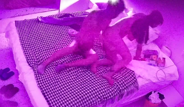 小姐姐短时间内就陆续接待了两位失足大哥 都是老玩法 第二次被操还在看手机 应该是在接下一单了 果