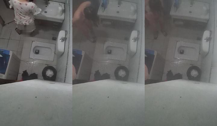 【木马原创】上帝视角全景偷拍合租房浴室粉嫩乳头夜场公主洗澡上厕所换衣