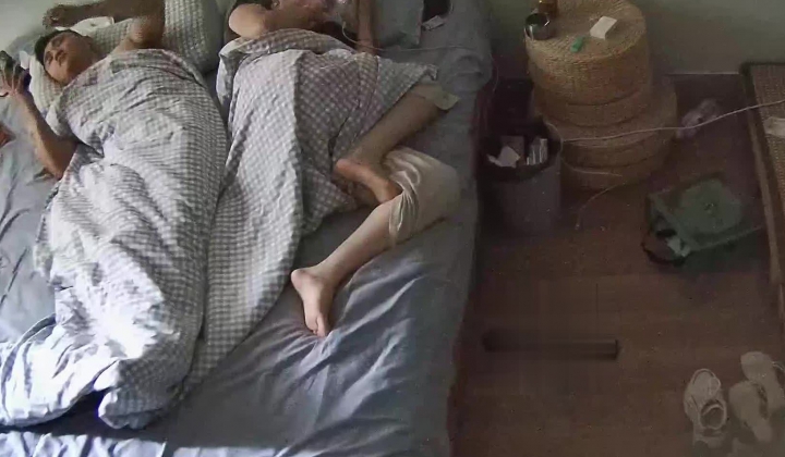 公寓酒店 跟情人连住几天的御姐少妇 昨晚被男人手工剃毛制作成白虎 今早醒来就开始享受白虎逼了