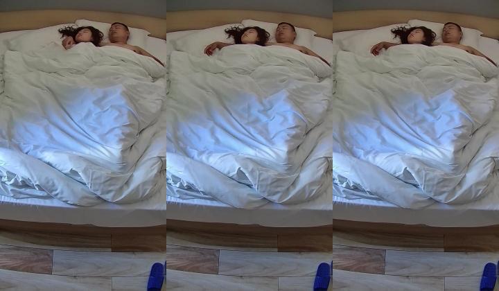 情趣酒店美女居然被口爆 还吞精 美女身材颜值都是极品 暴操吞精后又被男人抠逼和按摩棒调教
