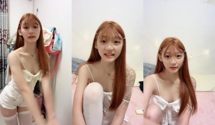 校花女神【08香香】极品班花精神小妹刚成年 和闺蜜一起掰开粉穴 长腿美脚 太极品了真想草他俩