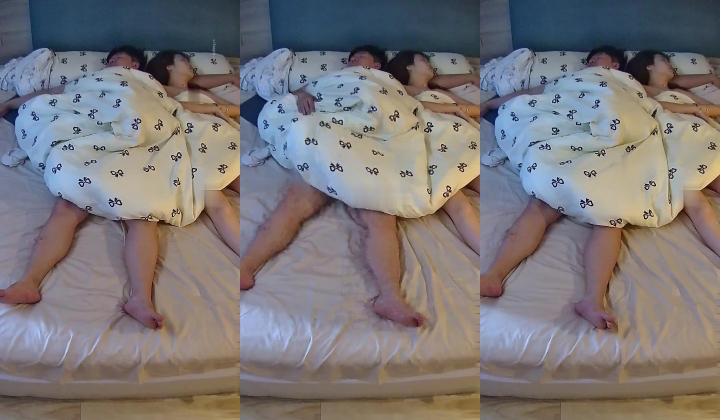 酒店偷拍学医的眼镜妹子被男友修剪阴毛后在他肚子上练习针灸提高他的性能力