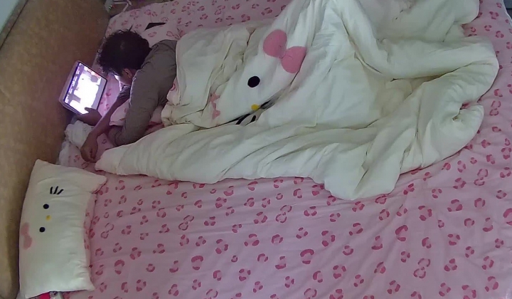 公寓酒店 小女友出去浪了一圈回来 男人还在睡 弄醒之后还能怎么说 直接脱裤子开干呗 白白嫩嫩的
