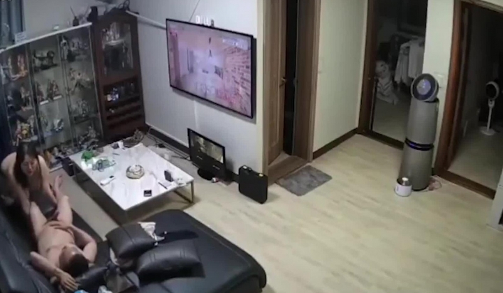 韩国家庭监控流出 夫妻沙发上看A片没肏逼，看个综艺节目猛猛操了起来