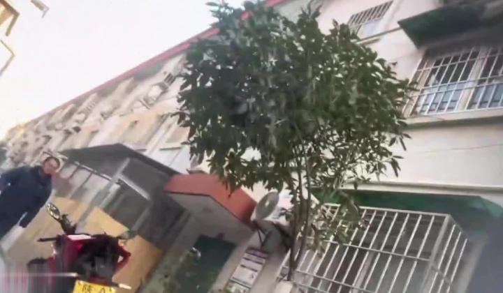 渣男扫街听群里推荐在西安雁塔有非常不错的红灯区女主身材真没话说灯光映照的女主的脸上也算是别有一番