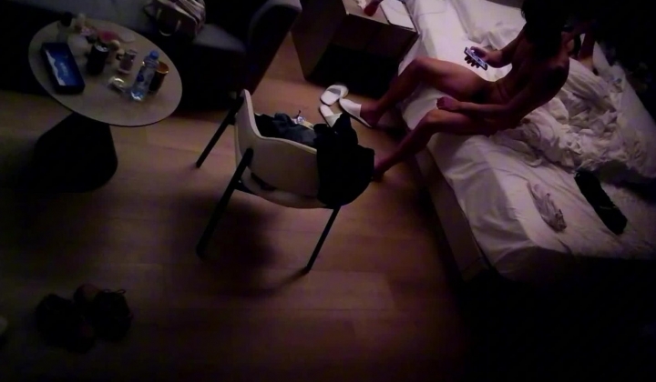 天眼酒店高清偷拍连续几天入住年轻情侣网红级别小仙女被健硕男友扣逼操了几次