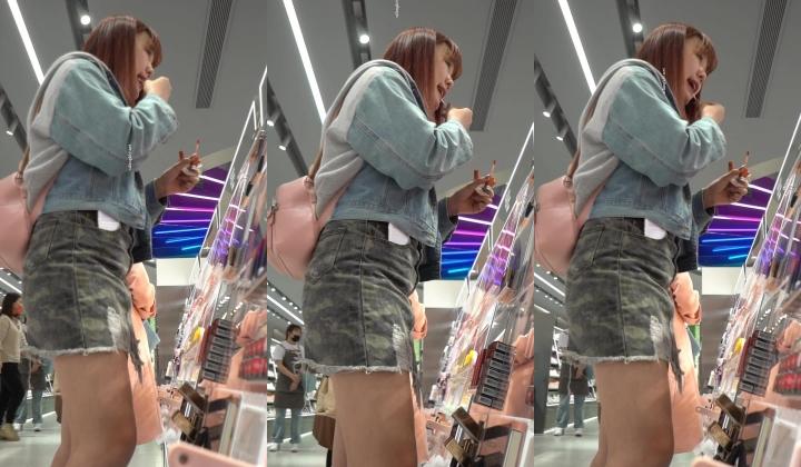 抄底【YZWCD】美妆店的迷彩裙小姐姐！浅蓝色骚窄内