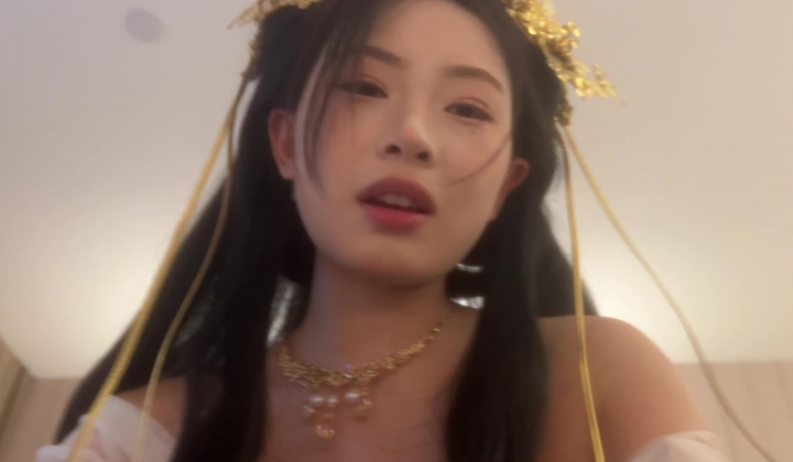 河南新乡顶美小网红社交媒体上气质女大，背地里攻速鞋蒙眼吮指