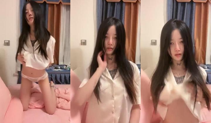 ️顶级校花女神【小蝴蝶会飞】女神妖娆~逆天大长腿~极品翘臀~道具狂插