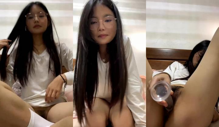 ️正宗大学生宿舍直播【困困兔】道具狂插流白浆，眼镜妹，室友睡着偷偷脱光，身材不错诱人