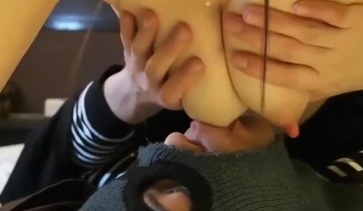哺乳期喂养单男极品奶子，怼着一顿狂吸疯狂吃奶奶，我有一招：双奶同吸！