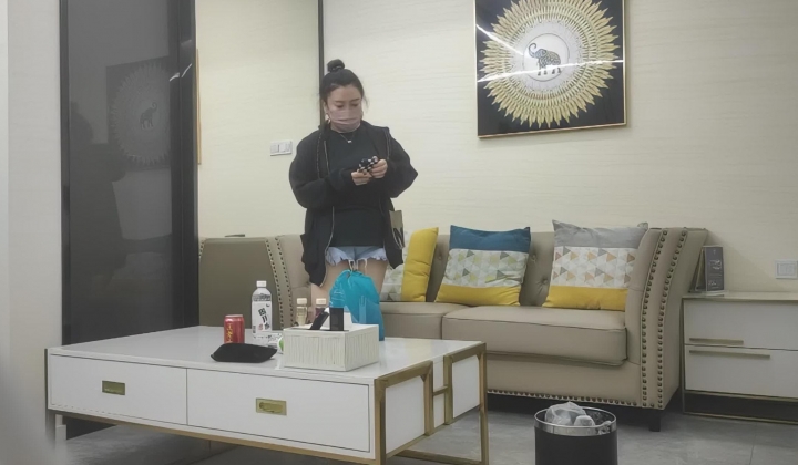 妇女收割机、胖子传媒工作室_超短牛仔裤大奶少妇，穿上情趣装后入推车大奶晃动很诱人