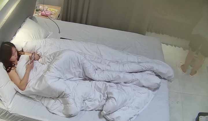 超极品女神女友 黄毛小帅带着校花女友开房 这妹子是真漂亮 扣了半天还上了道具