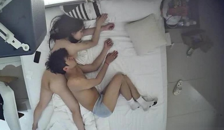 上帝视角偷拍颜值美女被男友带到酒店一块玩手游扣逼干了几次才满足