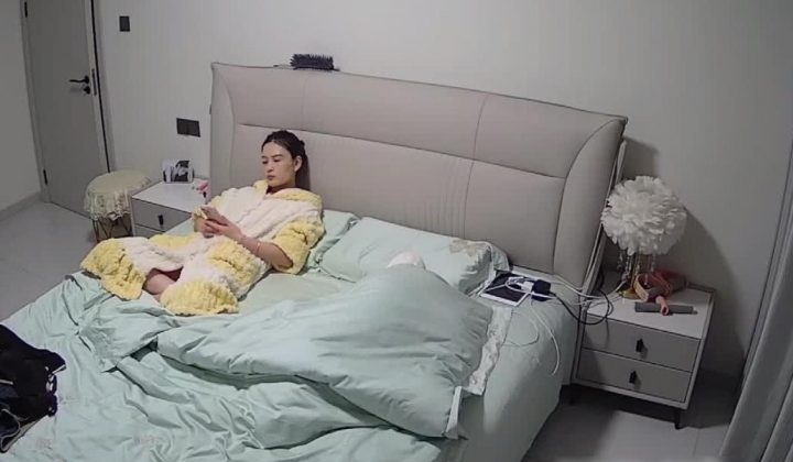 黑客破解家庭网络摄像头偷拍郎才女貌那对夫妻卧室老公今天不在家骚妻扒开骚逼不知道在看什么