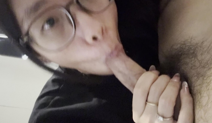 江西大一女学生和精神小伙谈恋爱，都快被带成精神小妹了，出租屋露脸性爱自拍