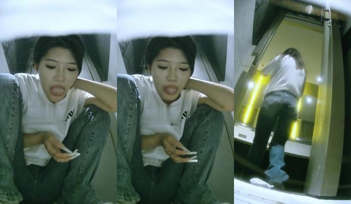 美女如云夜场女公厕后位真实偷拍络绎不绝小姐姐方便，同步露脸