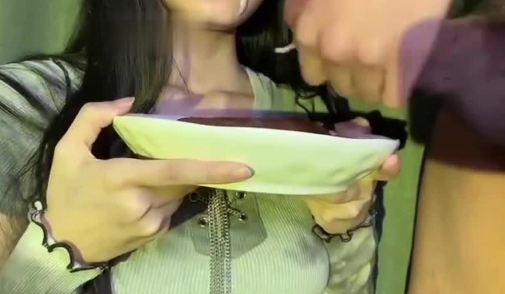 重口警告！瞠目结舌！把堂妹调教成为吃精液和尿液母狗！妹妹的精液食物吃播