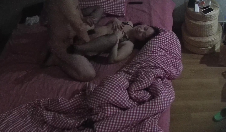 酒店偷拍 ️中年大叔约炮邻居少妇还挺会玩的换上情趣内衣黑丝做爱