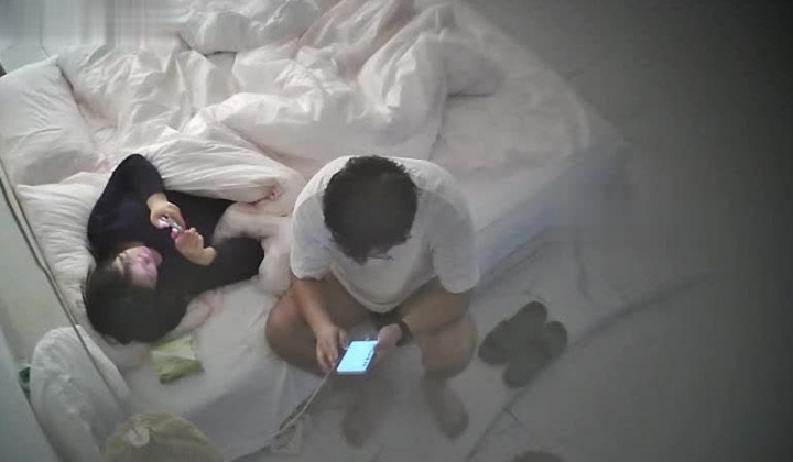 酒店偷拍粉嫩甜美女更换床套后被男炮友早晚各操一次
