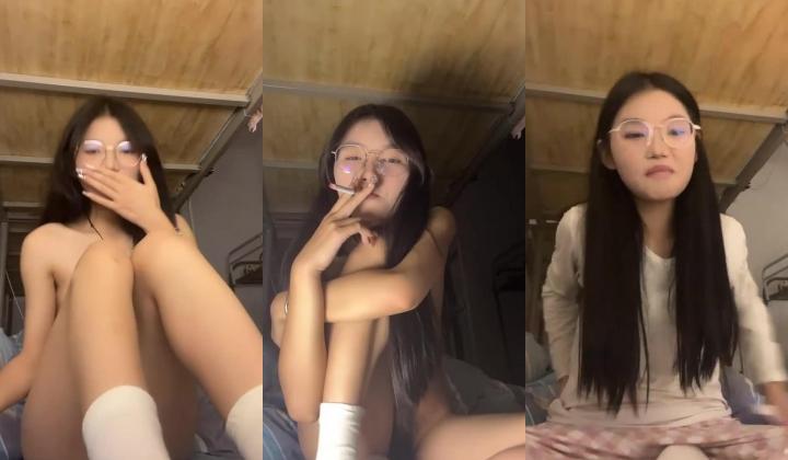 ️正宗大学生宿舍直播【困困兔】道具狂插流白浆，眼镜妹，室友睡着偷偷脱光，身材不错诱人