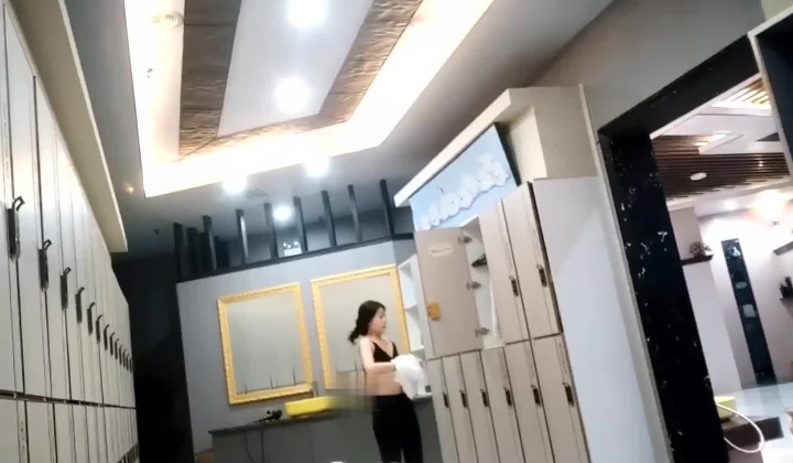 最新流出女偷拍客潜入洗浴中心更衣化妆间锁身偷拍女浴客纤毫毕现