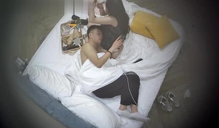 酒店偷拍奶子贴乳贴的美女和男友拿着手机一边拍一边各种体位姿势做爱