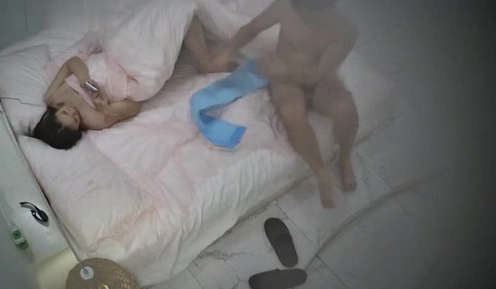酒店偷拍粉嫩甜美女更换床套后被男炮友早晚各操一次