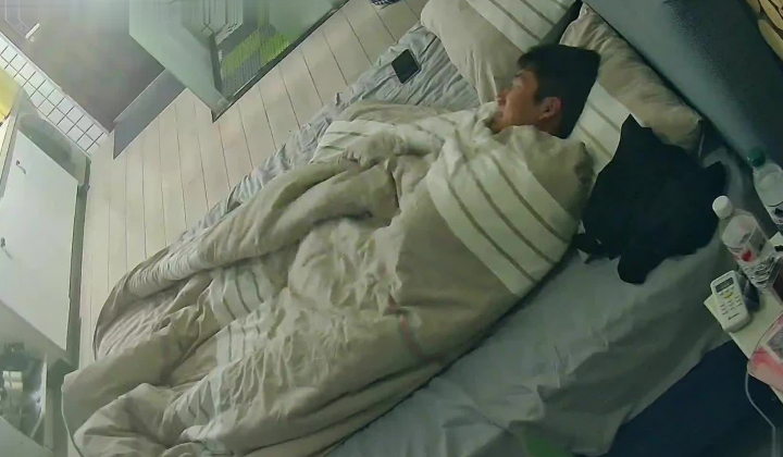 酒店偷拍样子可爱的颜值美女和健身猛男开房被干了两次