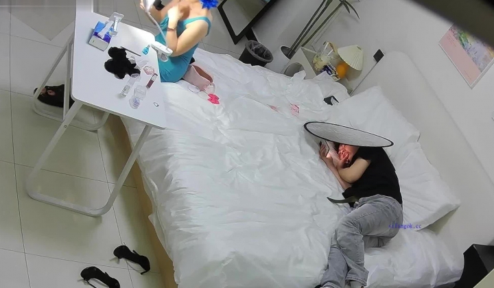 酒店偷拍女网红拍jk到包臀的转场视频的拍摄途中被摄影师狂操几次