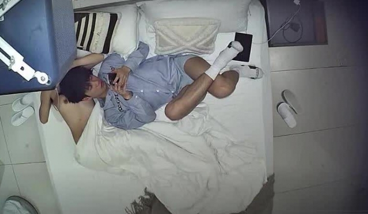 上帝视角偷拍颜值美女被男友带到酒店一块玩手游扣逼干了几次才满足
